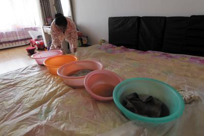 习水楼上漏水，住户失联，小区没物管，业主维权难！律师来支招……